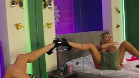 LoraDevine webcam model stream image