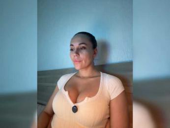 QWEENII webcam bongacams model stream image