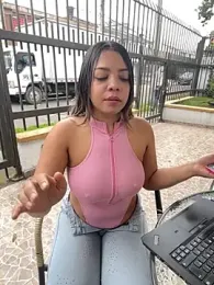 AdaPink_ webcam model stream image