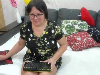 KyliePage1 webcam model stream image