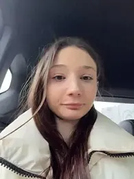 hiding-mila webcam model stream image