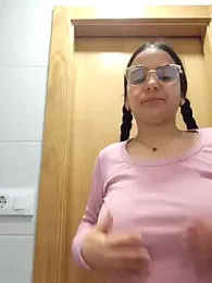 La_pe_que webcam model stream image