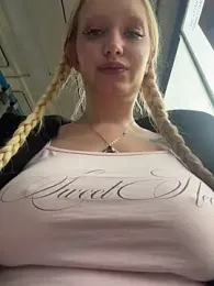 Elfi_InPublic webcam model stream image