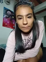 Leslly_ webcam stripchat model stream image