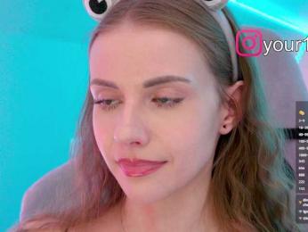 VikkiExtraCheese webcam model stream image