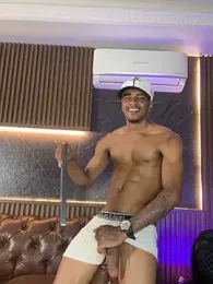 AaronCruz_ webcam model stream image