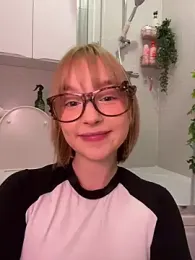 Baby_Tiny webcam model stream image