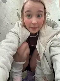 Baby_Tiny webcam model stream image